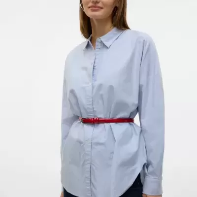 Camisa azul clara de algodão com cinto vermelho e calças escuras
