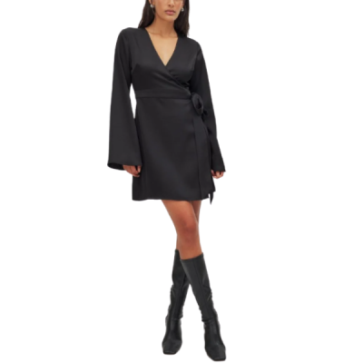 Vestido preto de tecido liso com decote em V e laço, usado com botas pretas altas