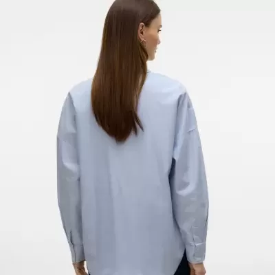 Camisa azul claro de manga comprida vista de costas