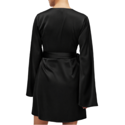 Vestido preto com mangas largas visto de costas