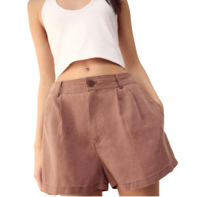 Calções castanhos femininos com bolsos usados por mulher com top branco