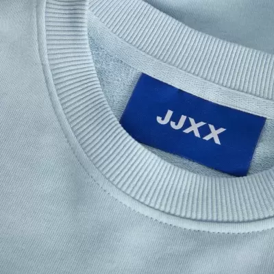 Camisola azul clara com etiqueta azul JJXX na gola