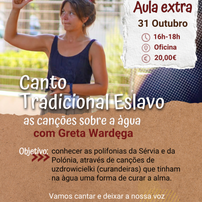Pessoa com roupa azul escuro, cabelo preso com flor, apontando para cima, texto sobre aula extra de Canto Tradicional Eslavo
