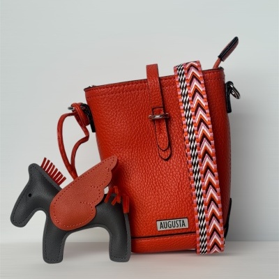 Mala tiracolo vermelha Augusta com alça colorida e pendente cavalo cinza