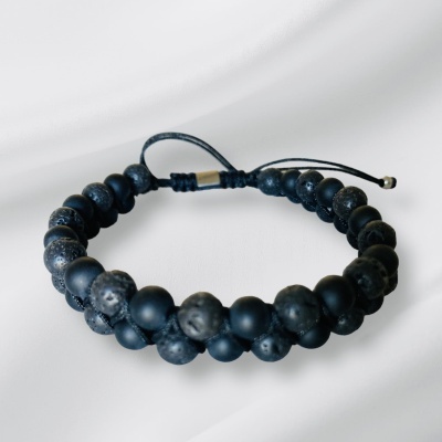 Pulseira de contas pretas texturadas e foscas com fecho ajustável