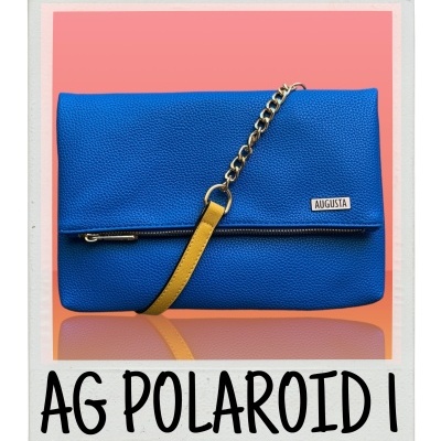 Mala azul com alça de corrente dourada e etiqueta Augusta