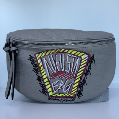 Bolsa cinzenta redonda com bordado colorido e texto AUGUSTA BAG