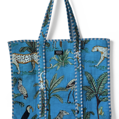 Saco de tecido azul com padrão de animais selvagens e plantas