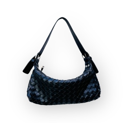 Mala preta em pele sintética com padrão trançado