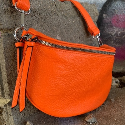 Bolsa de ombro laranja em pele texturada com fecho de correr metálico e alça ajustável
