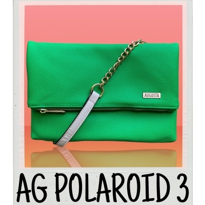 Mala de mão verde com corrente dourada e etiqueta AUGUSTA