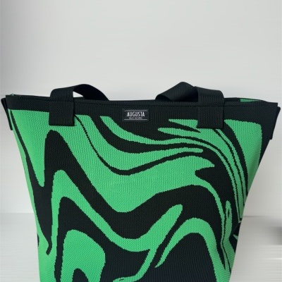Mala de tecido verde e preta com padrão ondulado e etiqueta 'AUGUSTA'