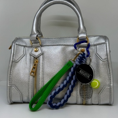 Bolsa feminina prateada com penduricalho colorido e etiqueta Augusta