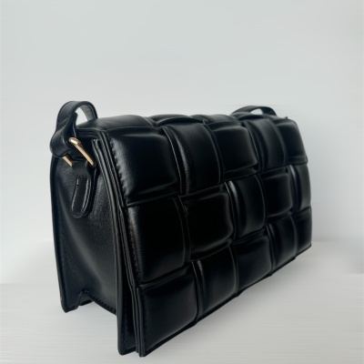 Mala tiracolo preta em couro sintético com padrão acolchoado quadriculado