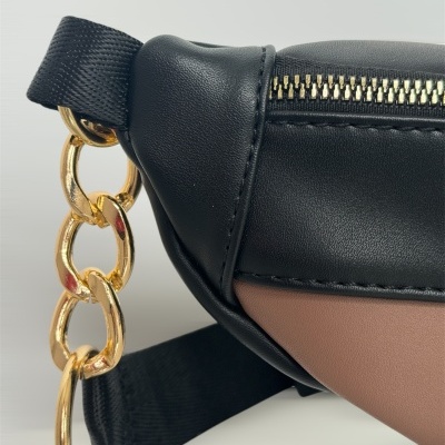 Bolsa preta e castanha com fecho dourado e corrente dourada