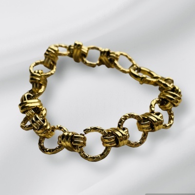 Pulseira de corrente dourada com elos texturizados e lisos