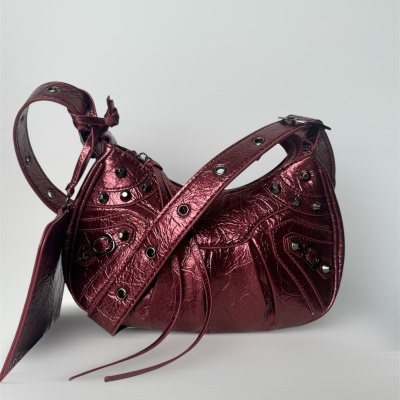 Mala de ombro vinho em pele com ilhóses pretos e alça larga