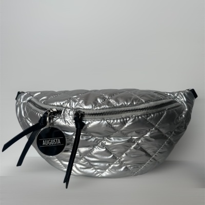 Bolsa tipo pochete prateada com padrão acolchoado e etiqueta Augusta