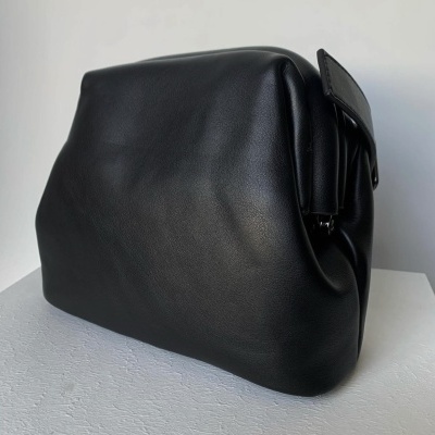 Bolsa de couro sintético preto em fundo branco