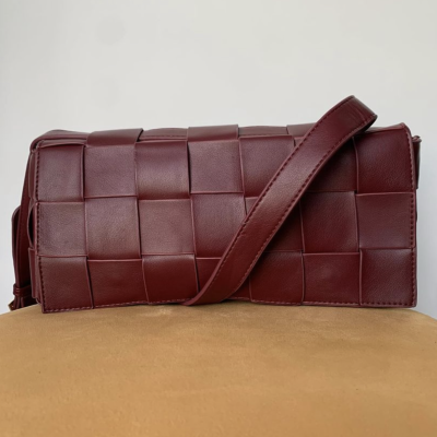 Mala de ombro bordô com padrão entrelaçado em couro sintético
