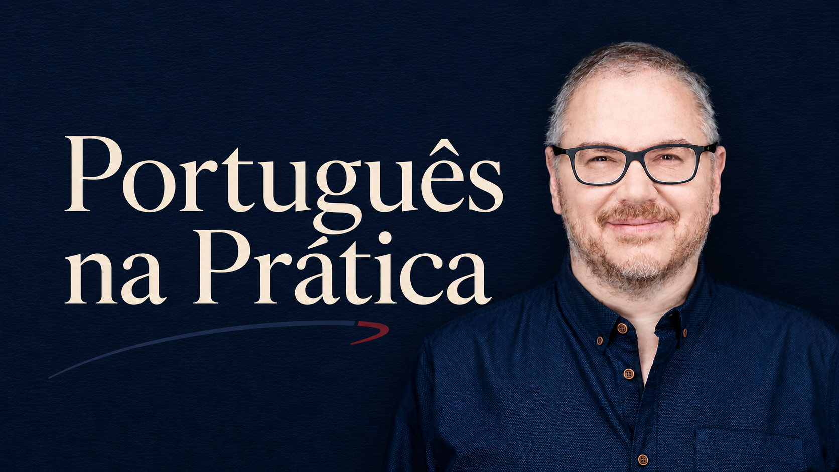 Português na Prática + Mitos da Língua Portuguesa Homem de óculos e camisa azul com texto Português na Prática em fundo azul escuro