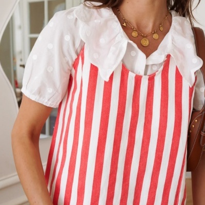 Vestido riscas vermelhas e brancas com camisa branca de bolinhas e gola de babado