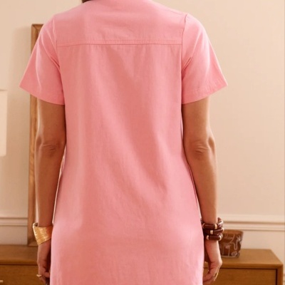 Vestido cor-de-rosa com gola alta franzida vista de costas