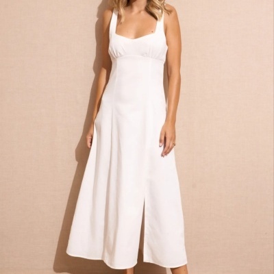 Mulher a usar vestido branco midi com sandálias bege com flor