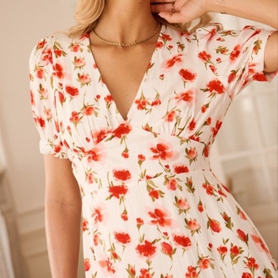 Vestido feminino branco com flores vermelhas e verdes, decote em V e mangas curtas