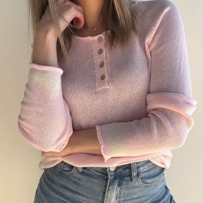 Suéter rosa claro de malha com botões e jeans azuis claros