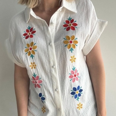 Blusa branca com bordados florais coloridos e botões frontais
