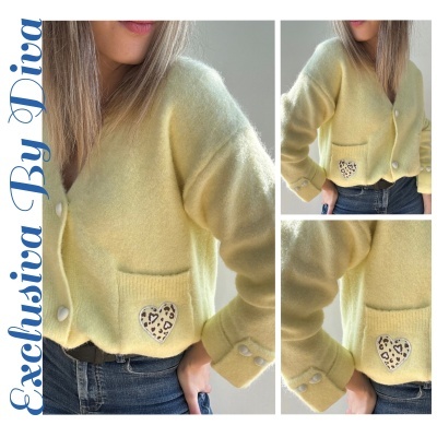 Camisa de malha amarela com coração estampado no bolso