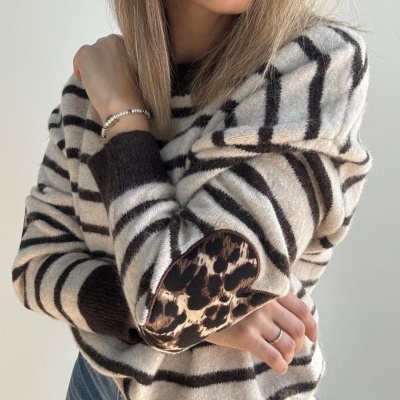 Camisola riscada creme e preta com cotovelos animal print