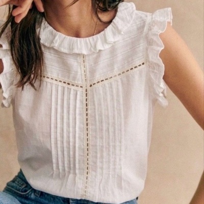 Blusa branca com pregas e babados usada com jeans azul