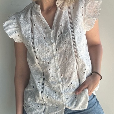 Blusa branca bordada com folhos e botões cobertos