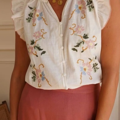 Blusa branca bordada com botões e saia rosa escuro