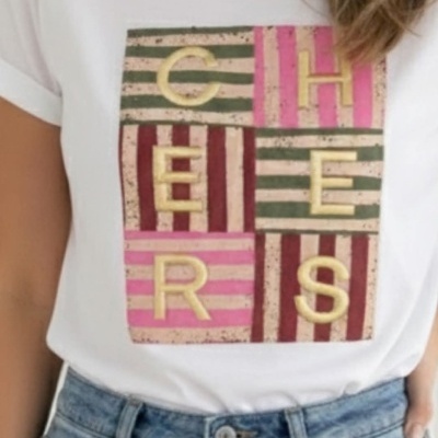T-shirt branca com estampado colorido e letras douradas CHERISH