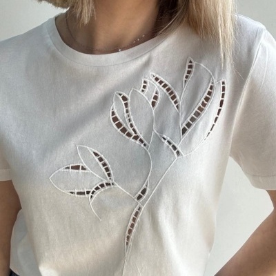 T-shirt branca com padrão recortado em forma de folhas