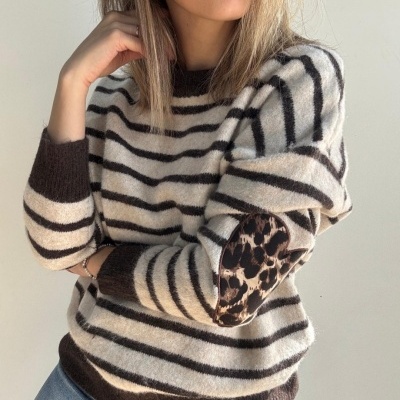 Camisola com riscas bege e castanho e cotoveleiras em coração animal print