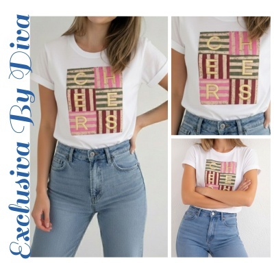 Mulher com t-shirt branca estampada e jeans azuis