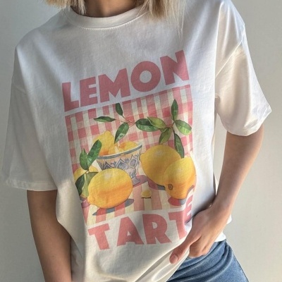 T-shirt branca com estampado de limões e texto LEMON TARTE