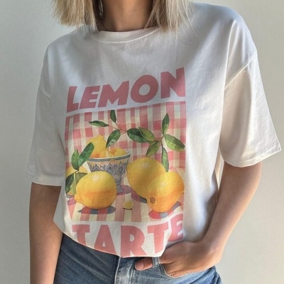 T-shirt branca com estampa de limões e texto Lemon Tarte
