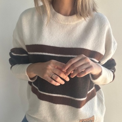 Camisola branca com riscas castanhas e pretas e etiqueta SPAO