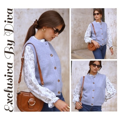 Colete azul claro com botões e blusa branca floral cinza com mala castanha