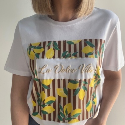T-shirt branca com estampa de limões e texto La Dolce Vita