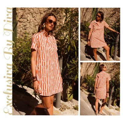Vestido curto listrado branco e laranja em exterior com modelo