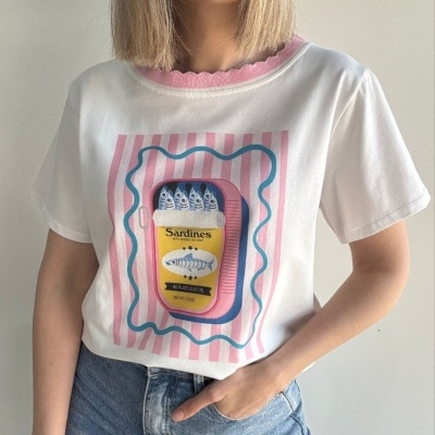 T-shirt branca com estampado de lata de sardinhas e riscas cor de rosa