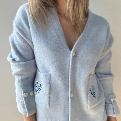 Camisola cardigan azul clara com bolso e botões em formato de coração