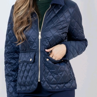 Casaco feminino azul escuro acolchoado em padrão losangos com fecho dourado e bolsos.