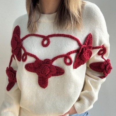 Camisola creme com flores vermelhas tricotadas